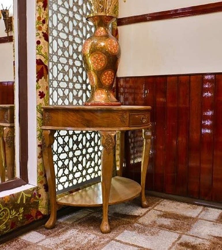 Papier-mâché and walnut carving in an interior