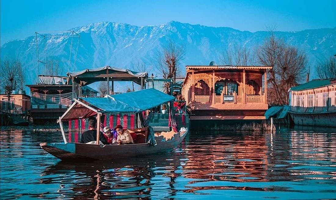 Shikaras and houseboats on Dal Lake
